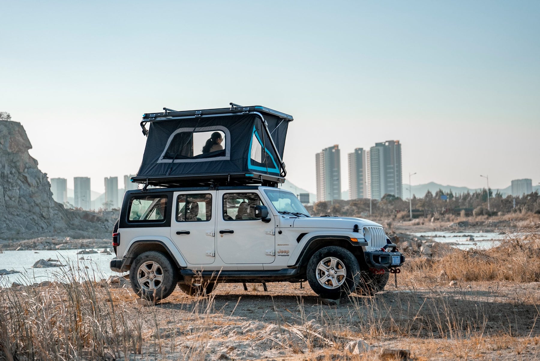 Setting Up the Skypod Lair – Spacious Roof Tent for 2–4 People